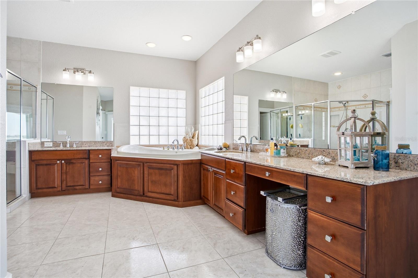 547 JOHNS PASS AVE, MADEIRA BEACH, FL, 33708