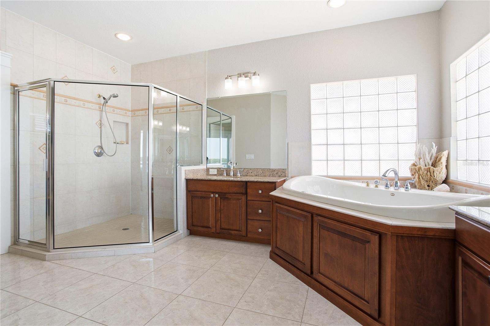 547 JOHNS PASS AVE, MADEIRA BEACH, FL, 33708