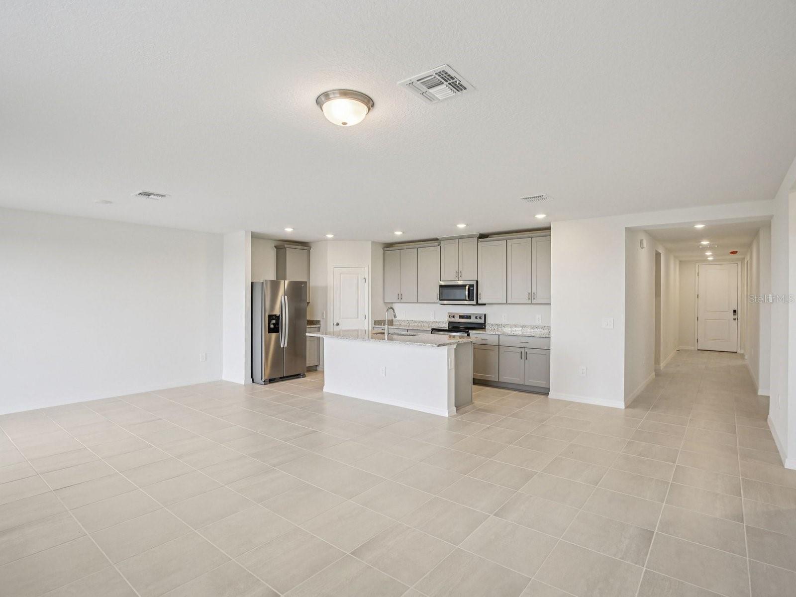 823 SUNSHOWER DR, LADY LAKE, FL, 32159