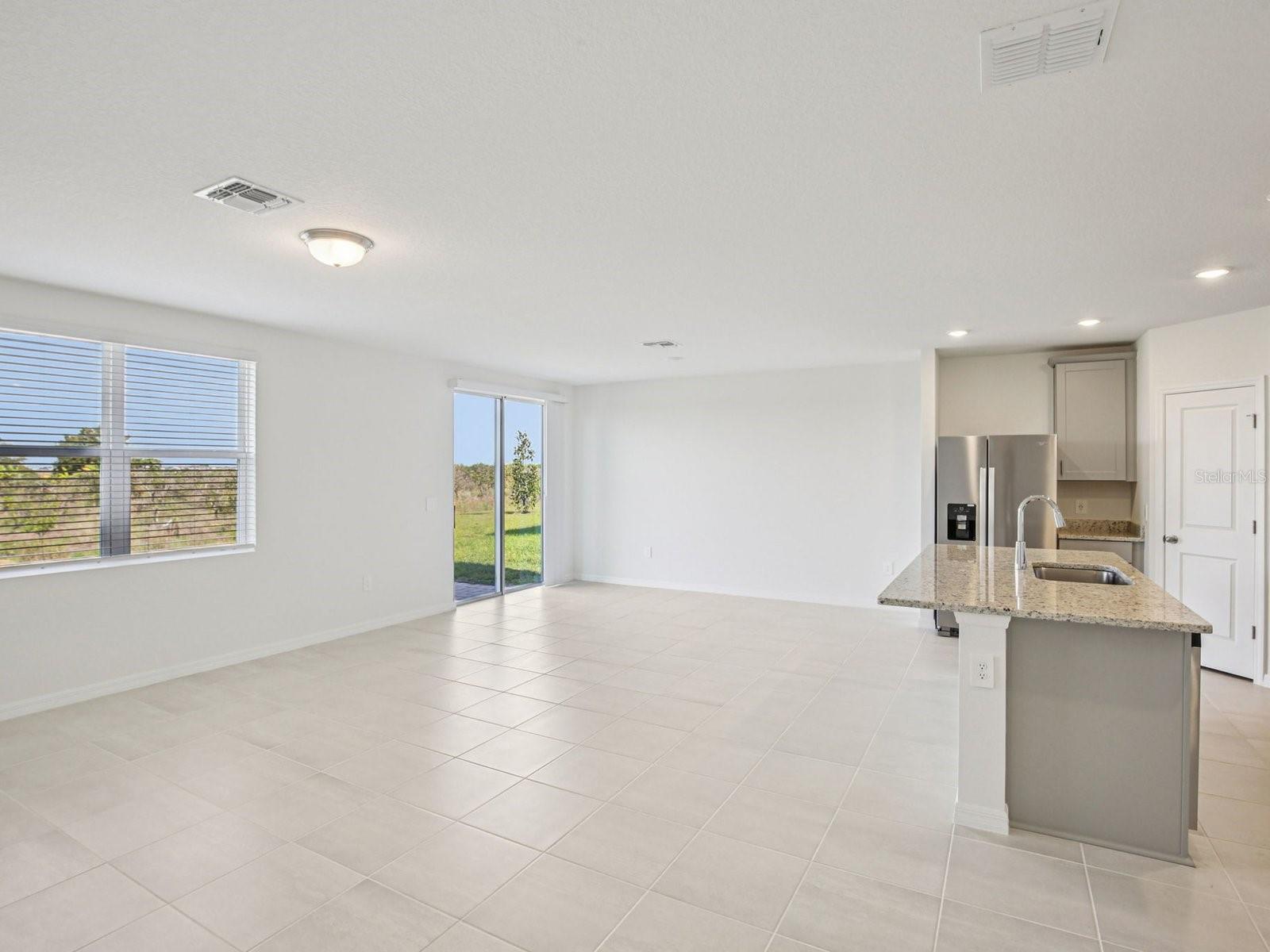 823 SUNSHOWER DR, LADY LAKE, FL, 32159