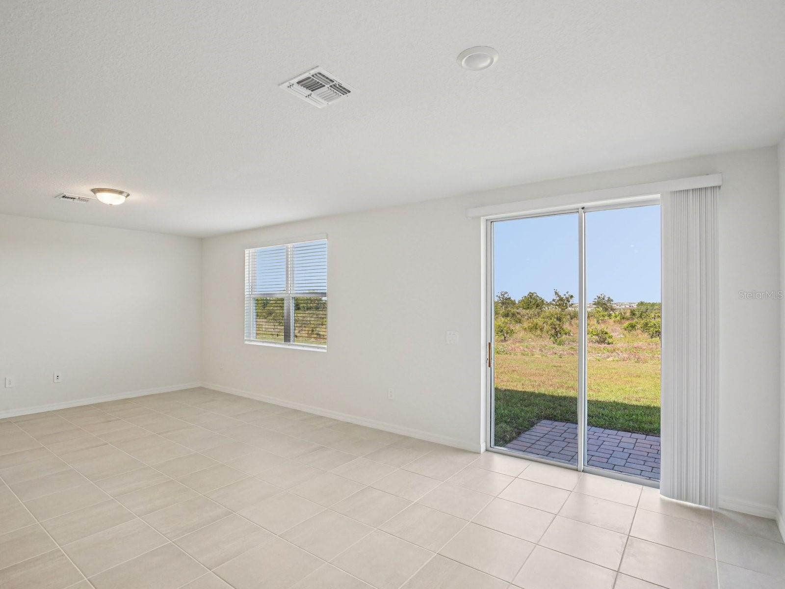 823 SUNSHOWER DR, LADY LAKE, FL, 32159