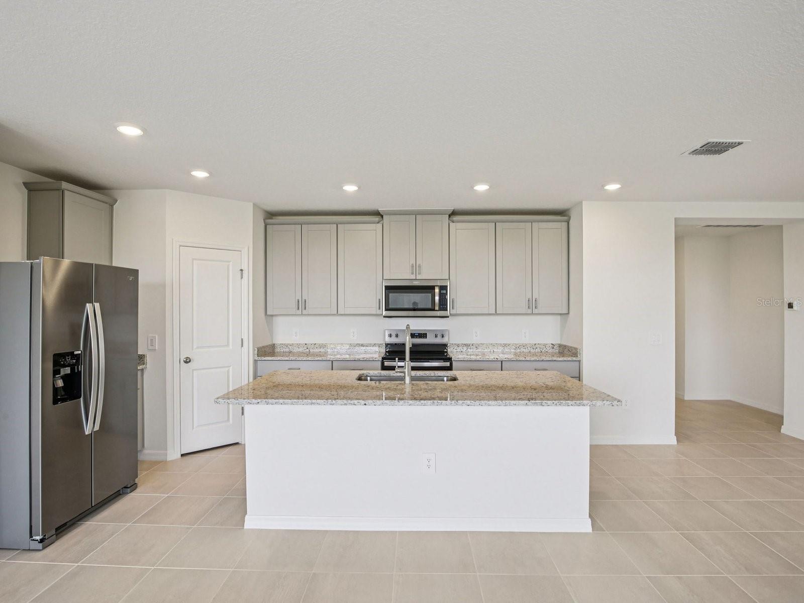 823 SUNSHOWER DR, LADY LAKE, FL, 32159