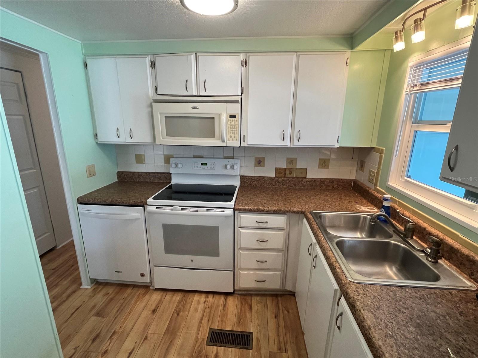 107 ROMA RD, VENICE, FL, 34285
