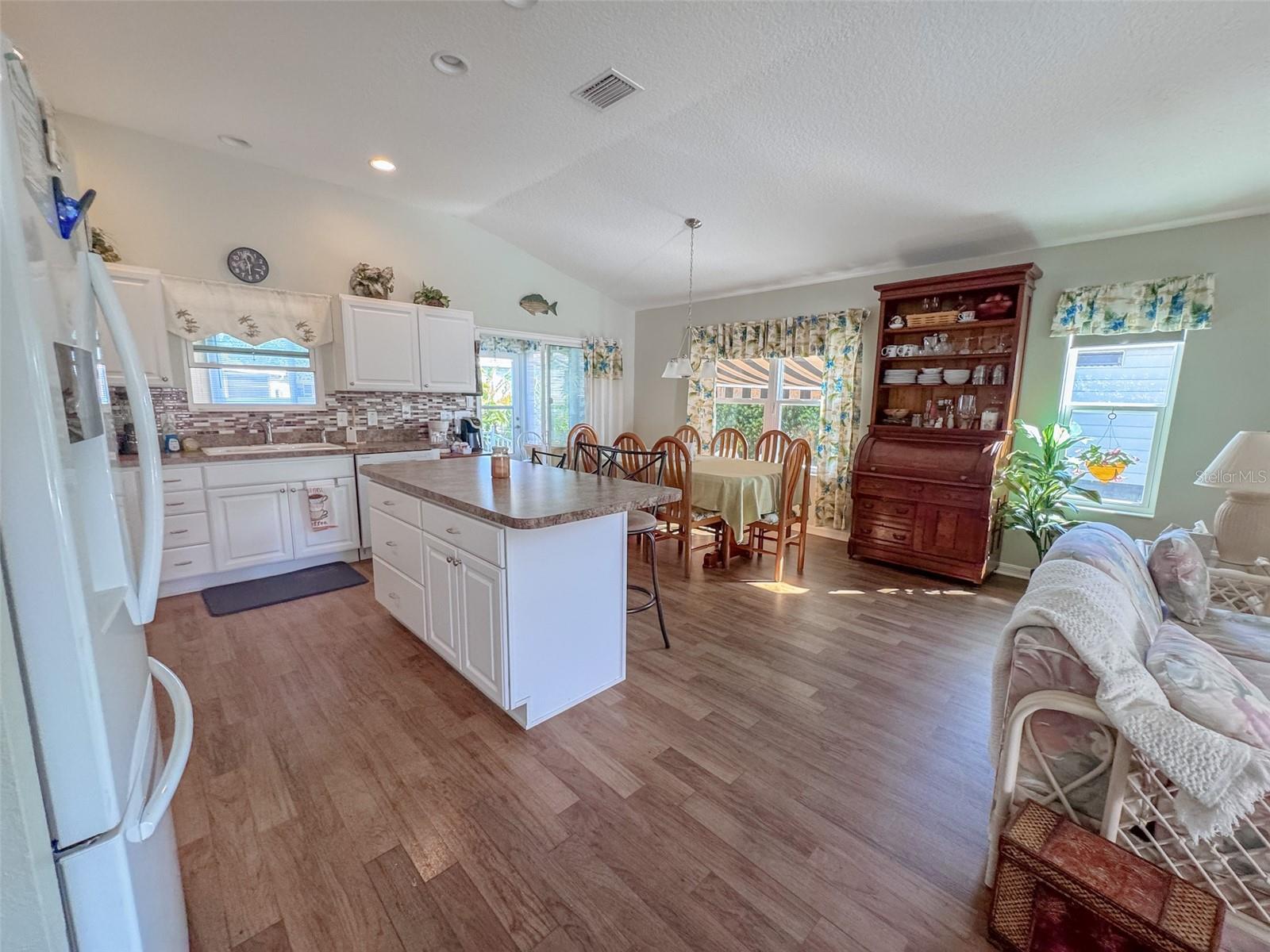 703 ROYAL PALM AVE, LADY LAKE, FL, 32159