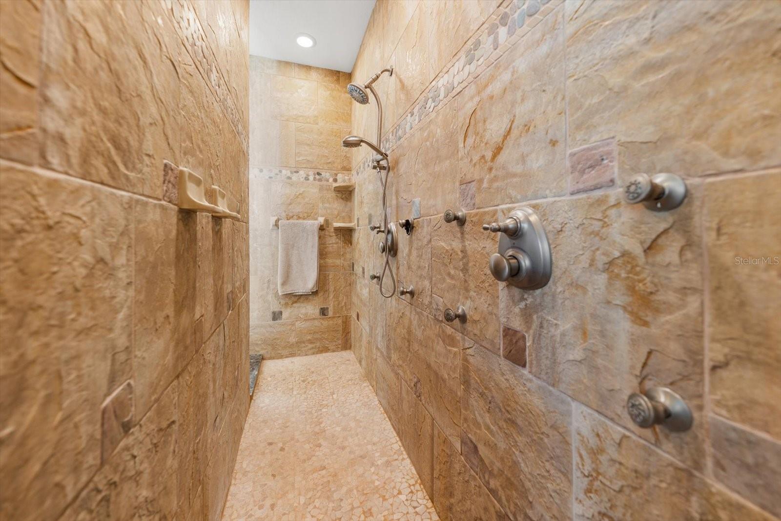 2400 SHERWOOD LN, CLEARWATER, FL, 33764