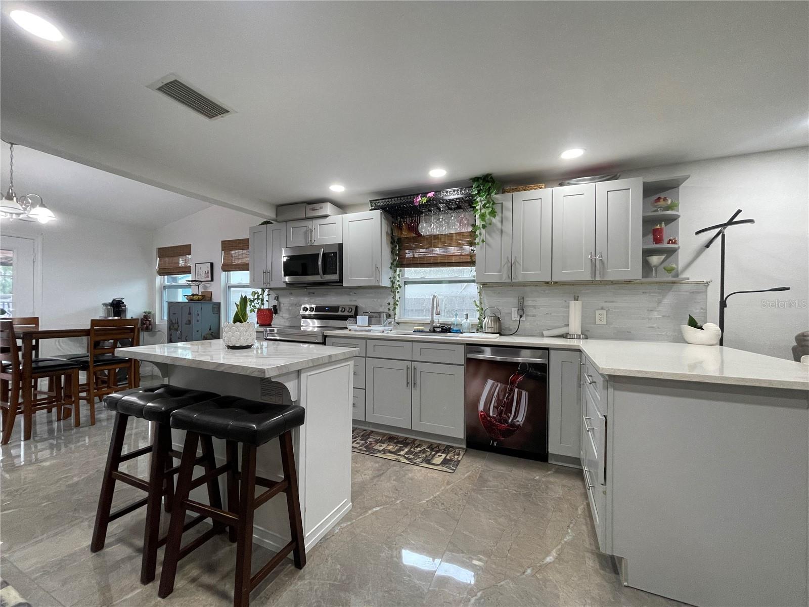 8002 48TH AVE N, ST PETERSBURG, FL, 33709