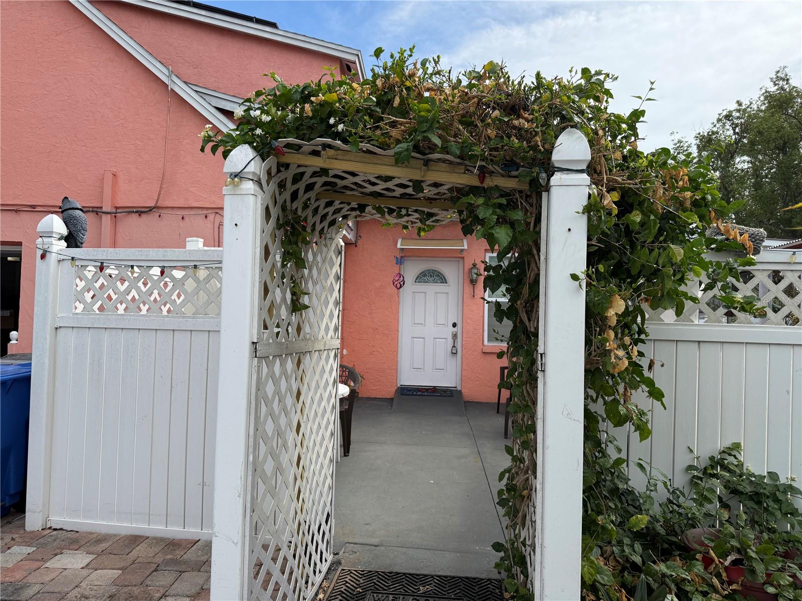 8301 LOPEZ DR, TAMPA, FL, 33615