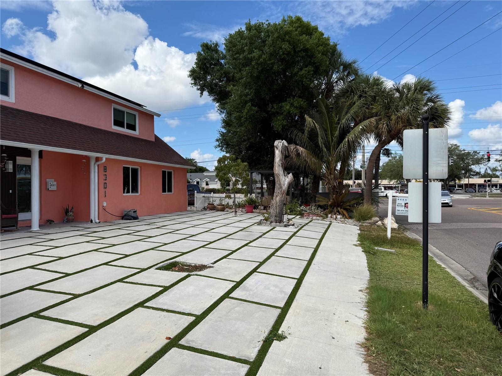 8301 LOPEZ DR, TAMPA, FL, 33615