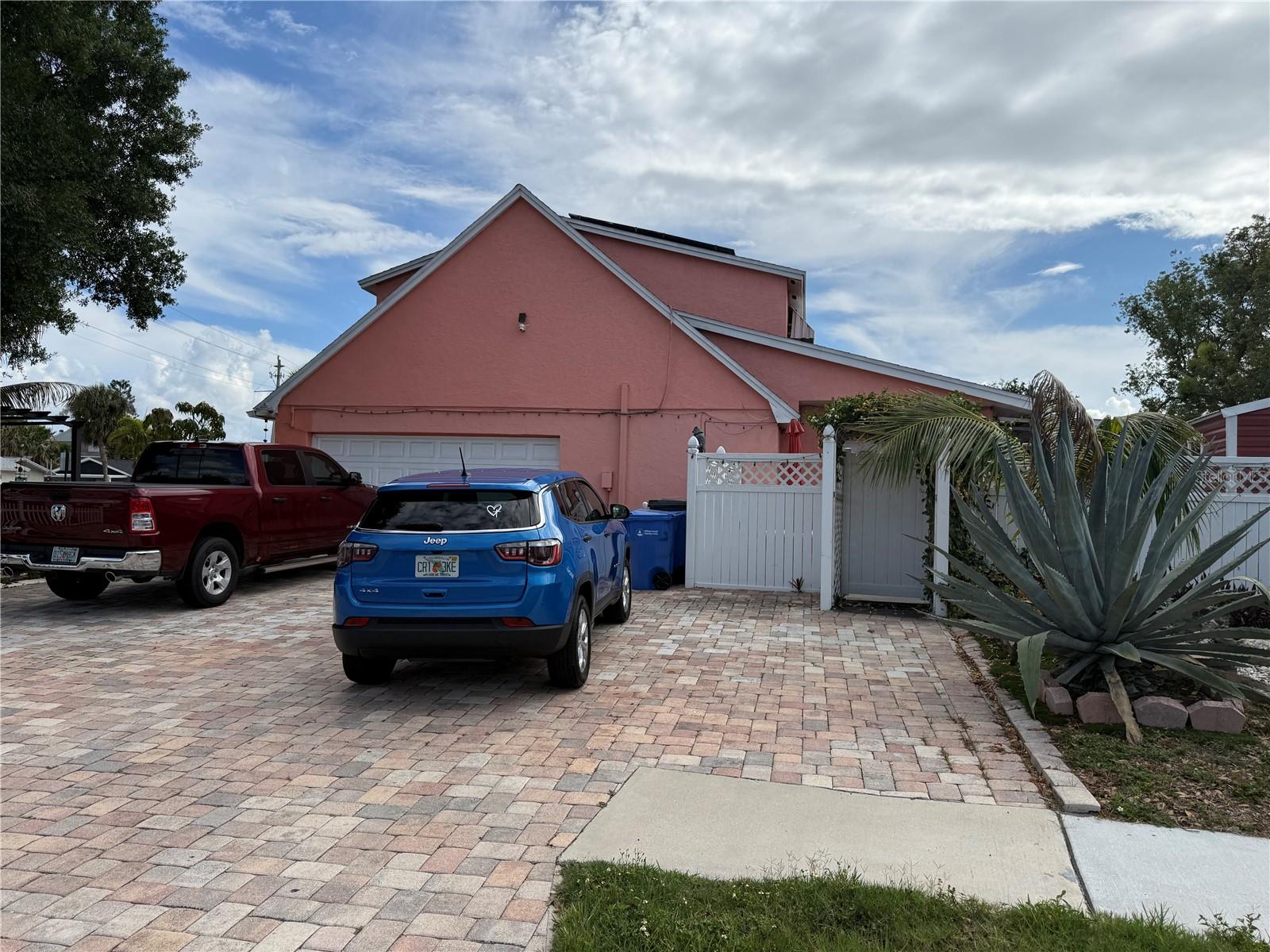 8301 LOPEZ DR, TAMPA, FL, 33615