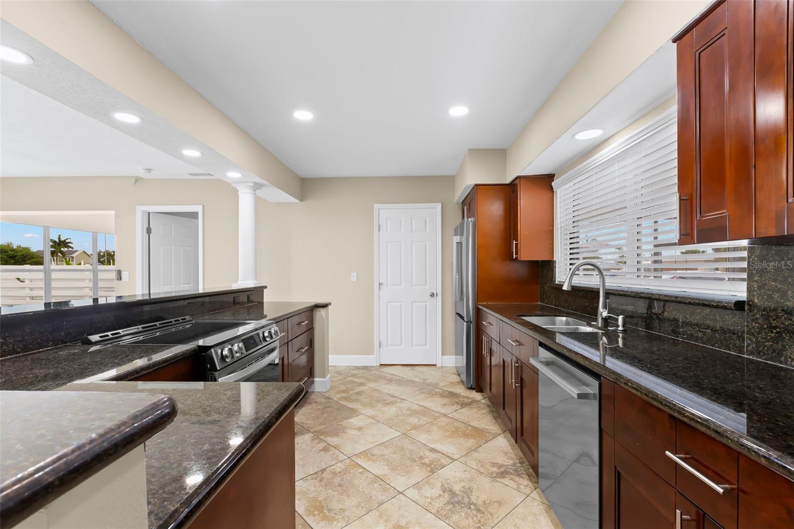 708 SUNSET CV, MADEIRA BEACH, FL, 33708