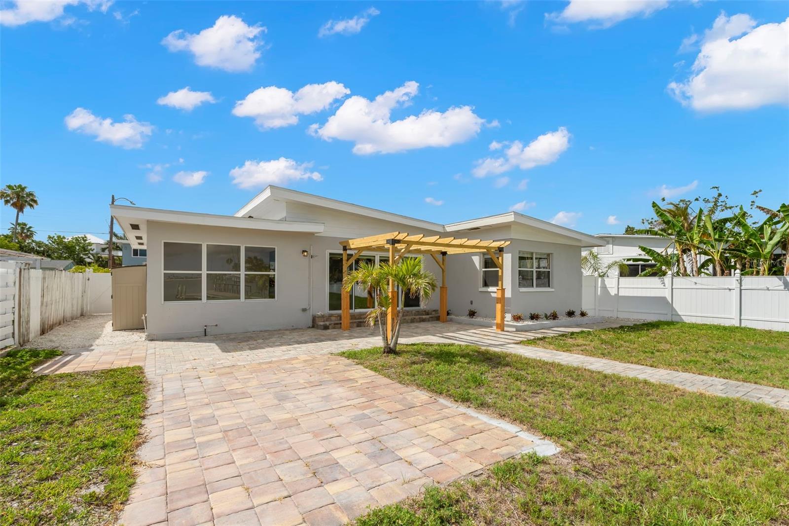 708 SUNSET CV, MADEIRA BEACH, FL, 33708