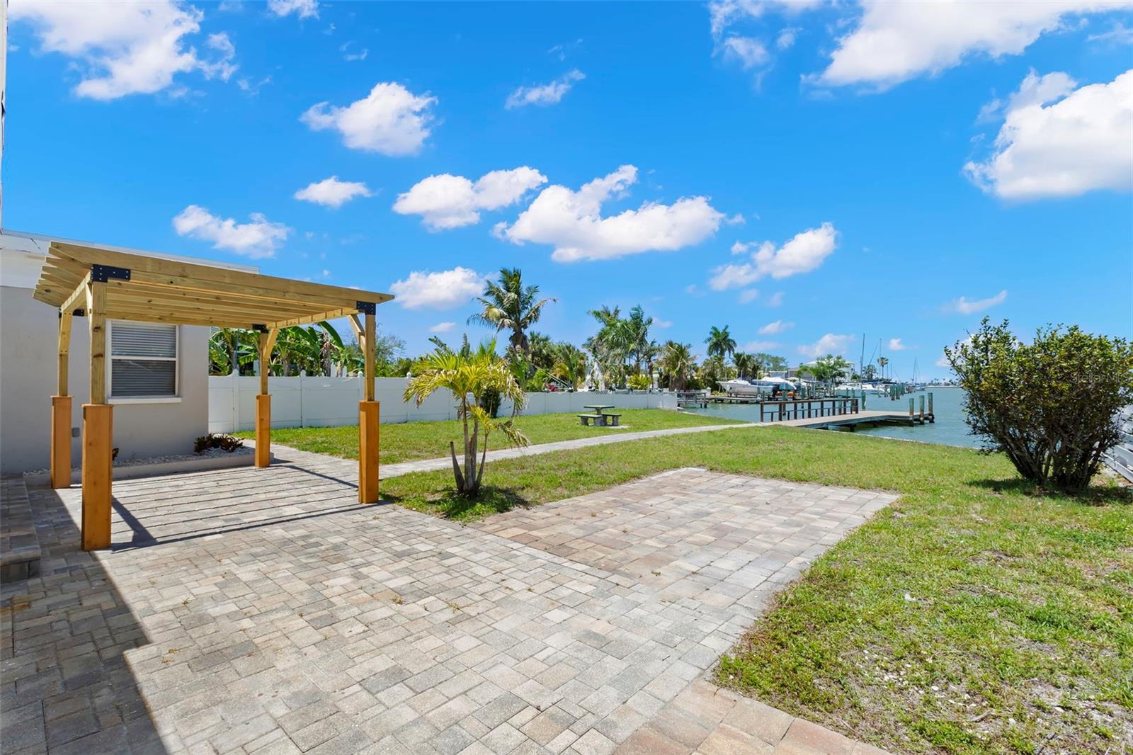 708 SUNSET CV, MADEIRA BEACH, FL, 33708