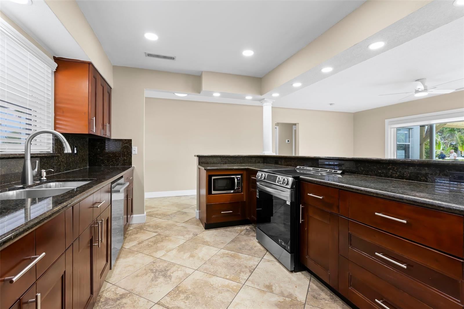 708 SUNSET CV, MADEIRA BEACH, FL, 33708