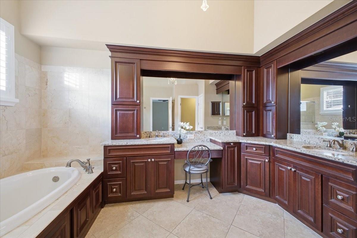 2726 VALENCIA GROVE DR, VALRICO, FL, 33596