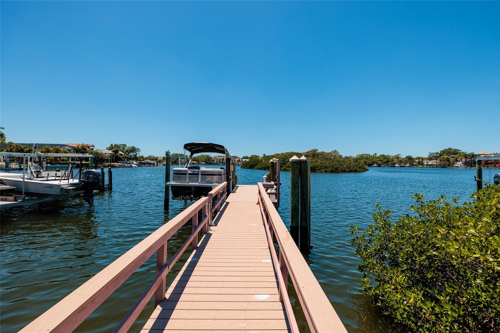 200 BRIGHTWATERS BLVD NE, ST PETERSBURG, FL, 33704