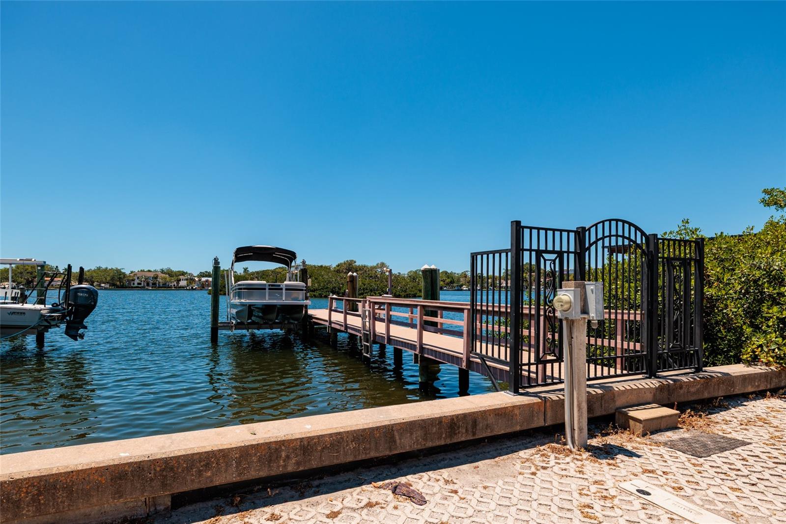 200 BRIGHTWATERS BLVD NE, ST PETERSBURG, FL, 33704