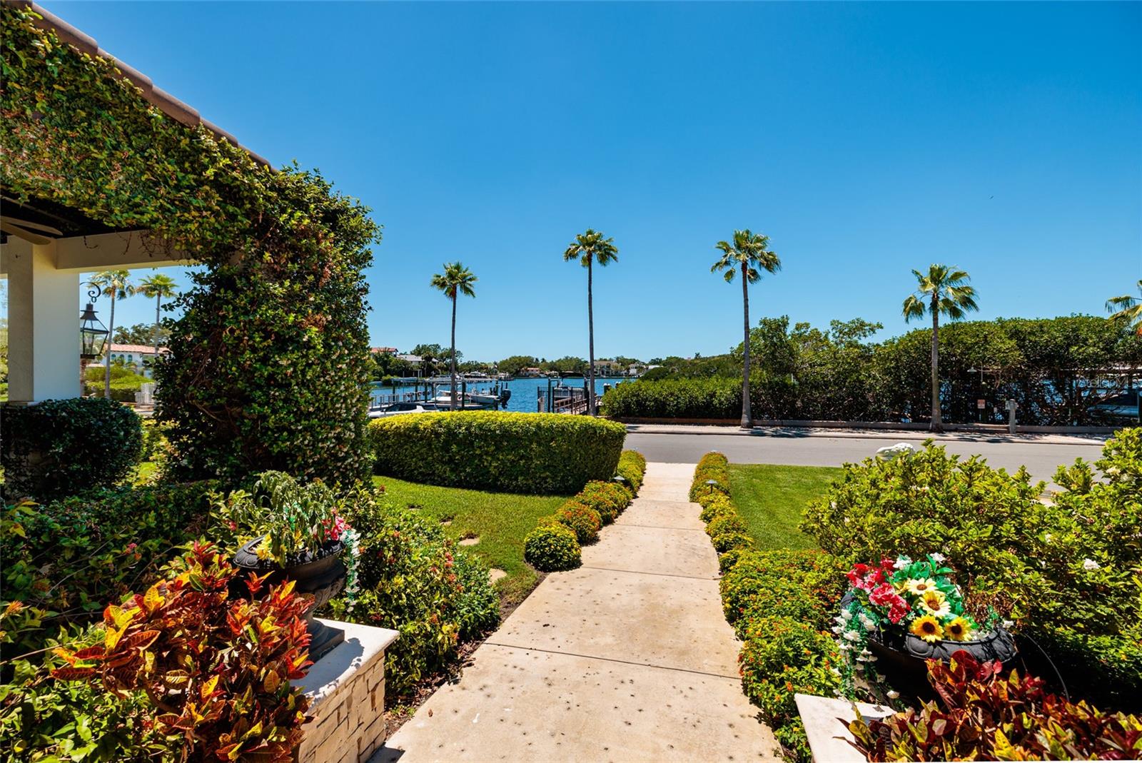 200 BRIGHTWATERS BLVD NE, ST PETERSBURG, FL, 33704