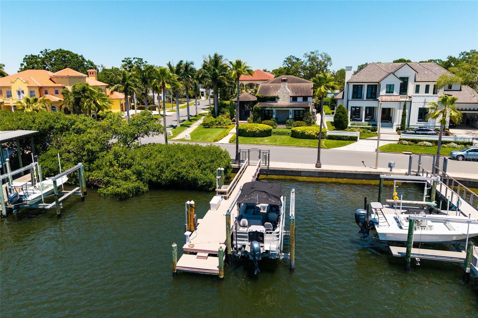 200 BRIGHTWATERS BLVD NE, ST PETERSBURG, FL, 33704
