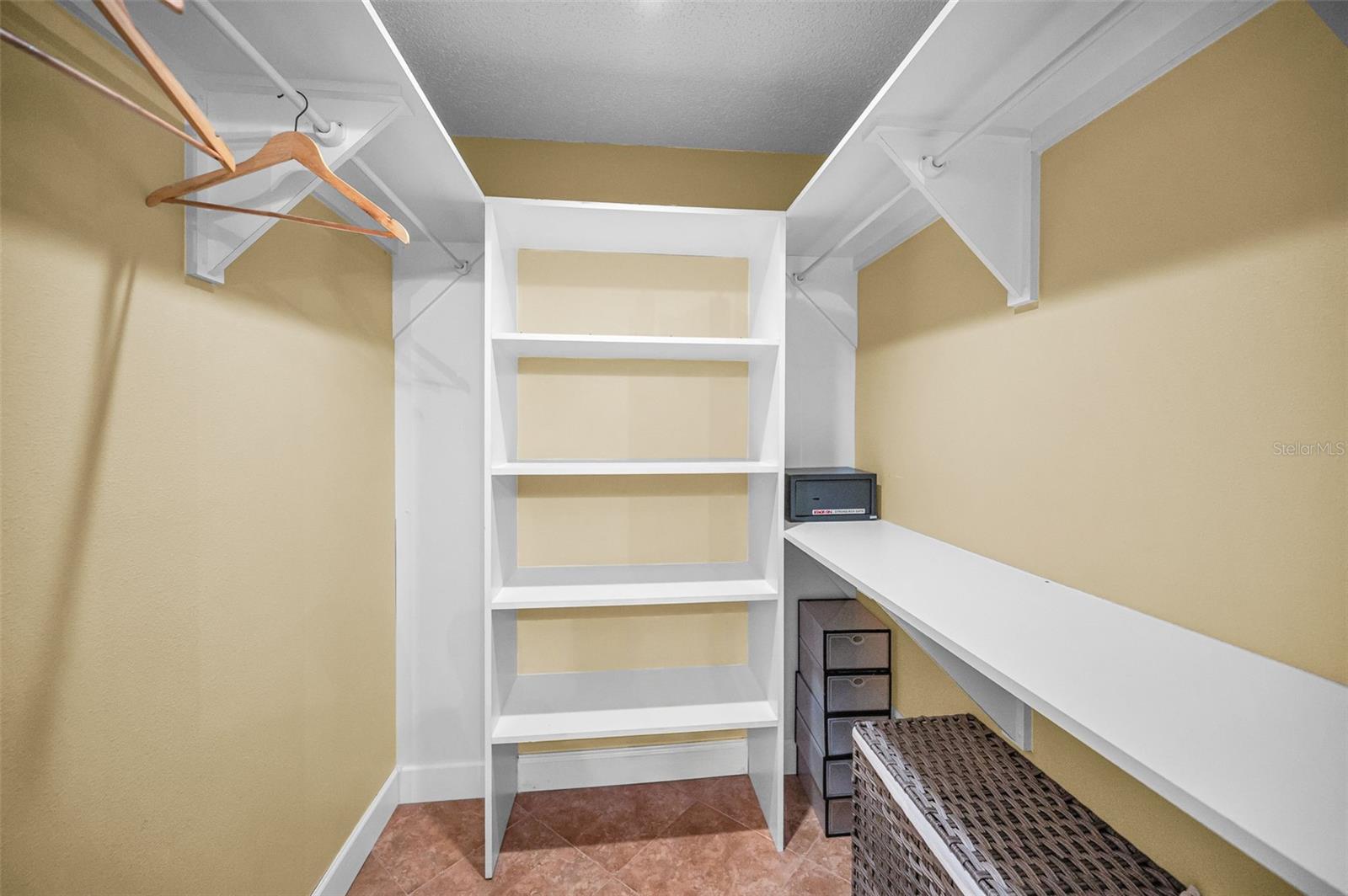 2330 BARTON LN, CLEARWATER, FL, 33759