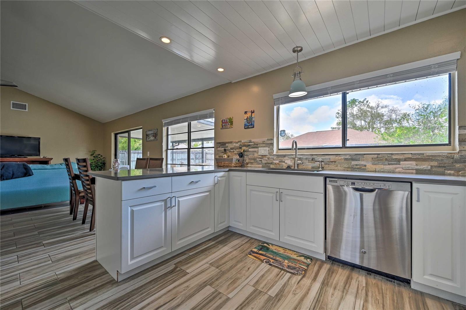 5120 NASHVILLE DR, TAMPA, FL, 33624