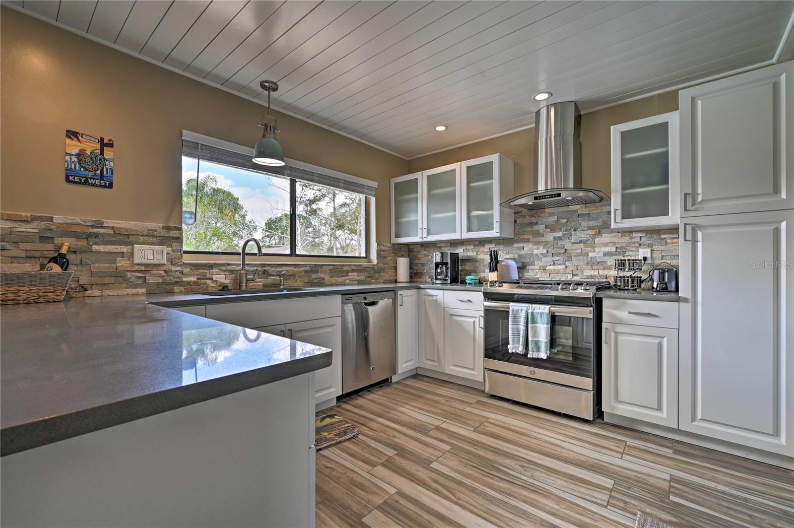 5120 NASHVILLE DR, TAMPA, FL, 33624