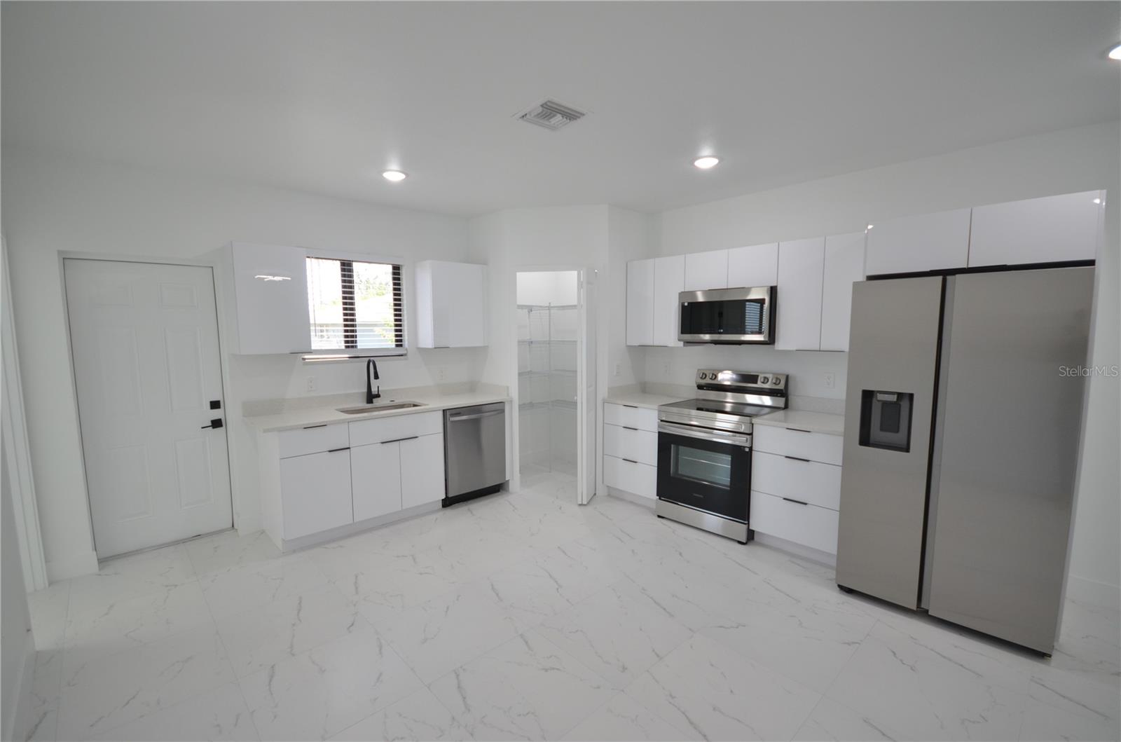 2132 BARKER BLVD, FORT MYERS, FL, 33916