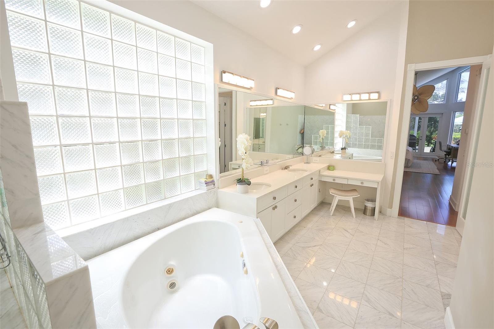 3527 FAIR OAKS LN, LONGBOAT KEY, FL, 34228