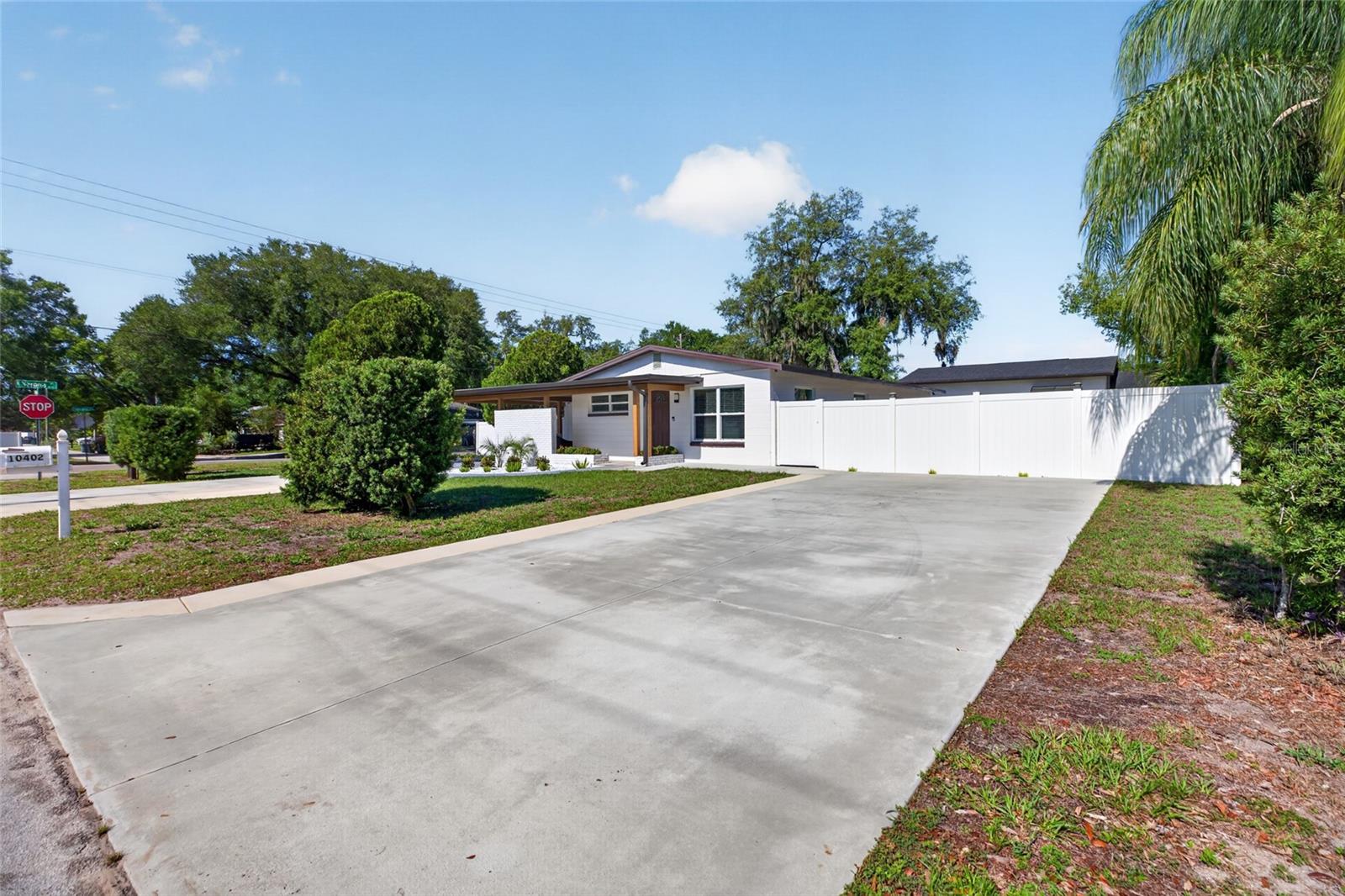 10402 N PAWNEE AVE, TAMPA, FL, 33617