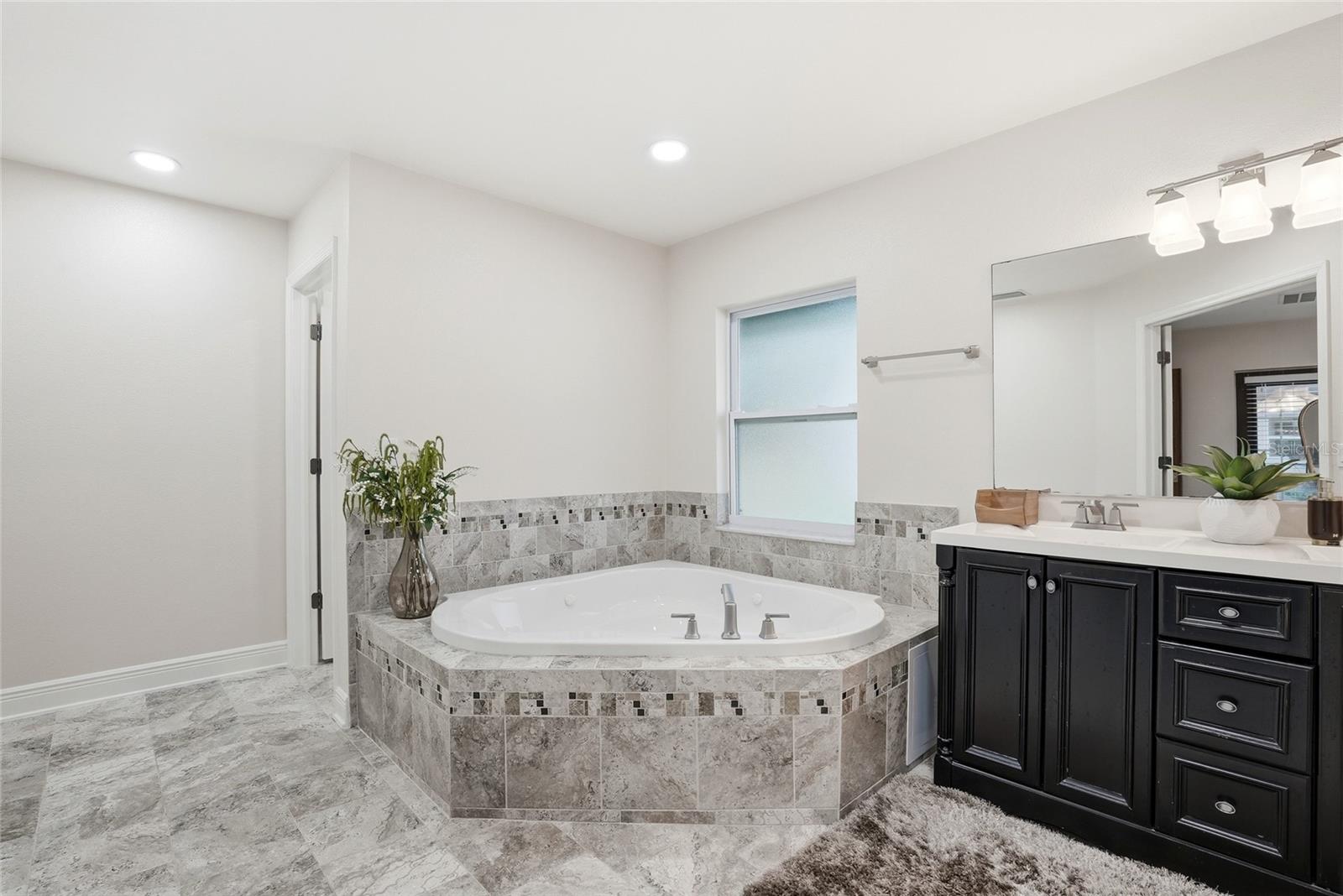 15040 LAKE MAGDALENE BLVD, TAMPA, FL, 33618