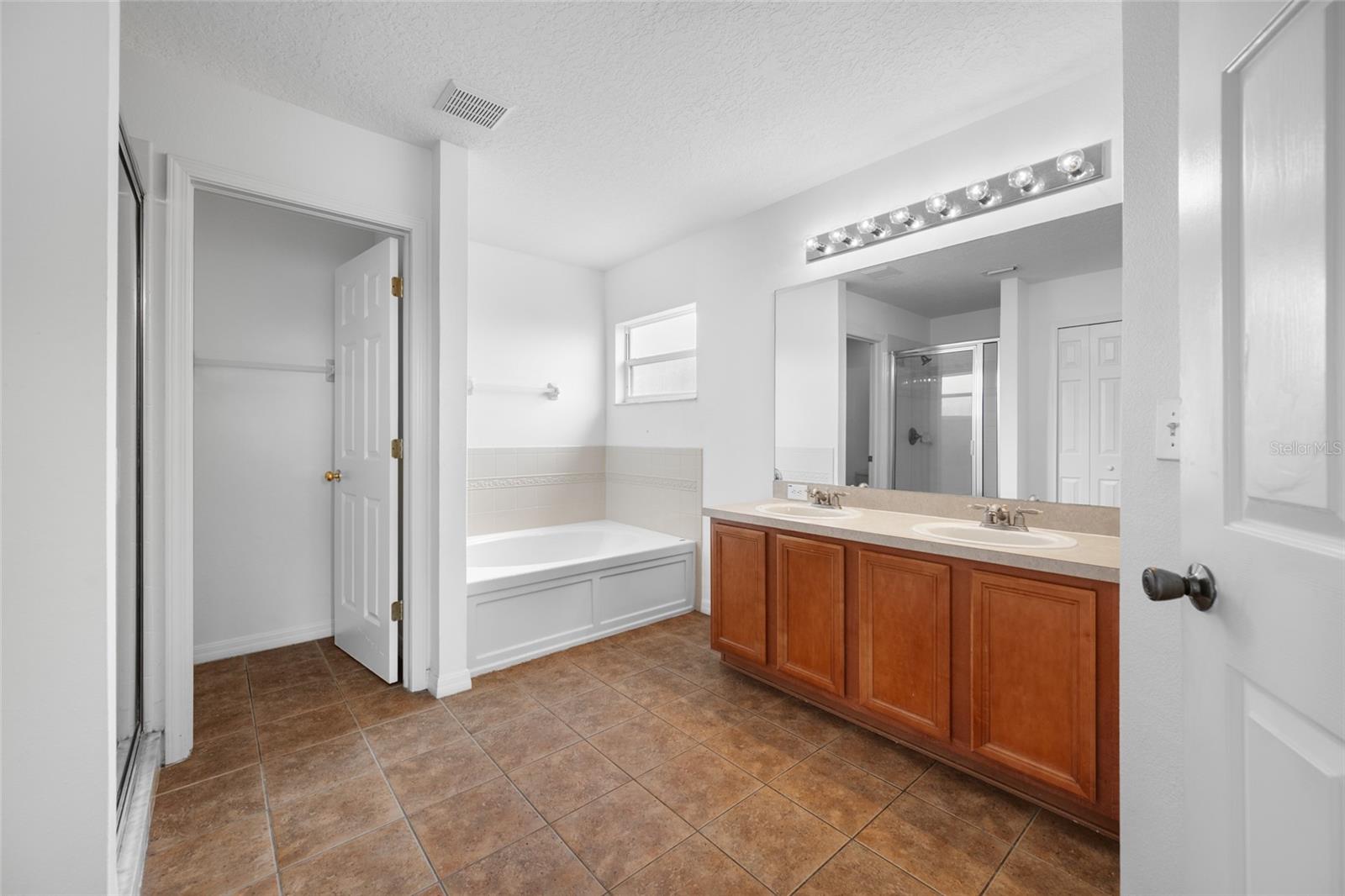 2227 ROANOKE SPRINGS DR, RUSKIN, FL, 33570