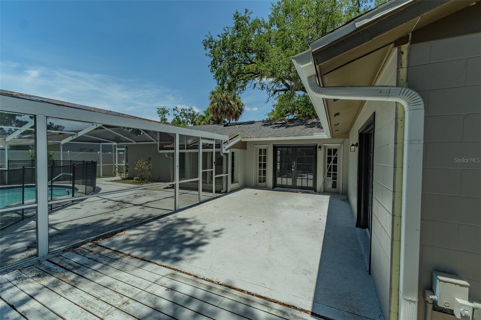 8018 W POCAHONTAS AVE, TAMPA, FL, 33615