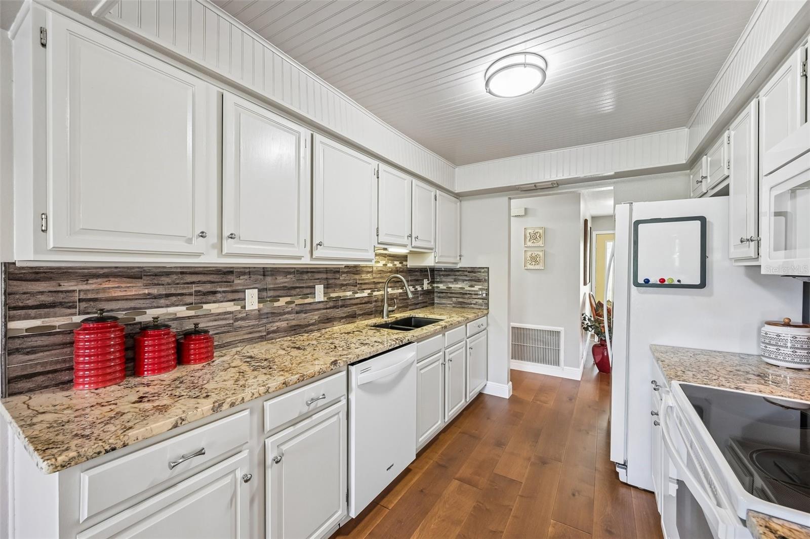 2025 NEW BEDFORD DR, SUN CITY CENTER, FL, 33573