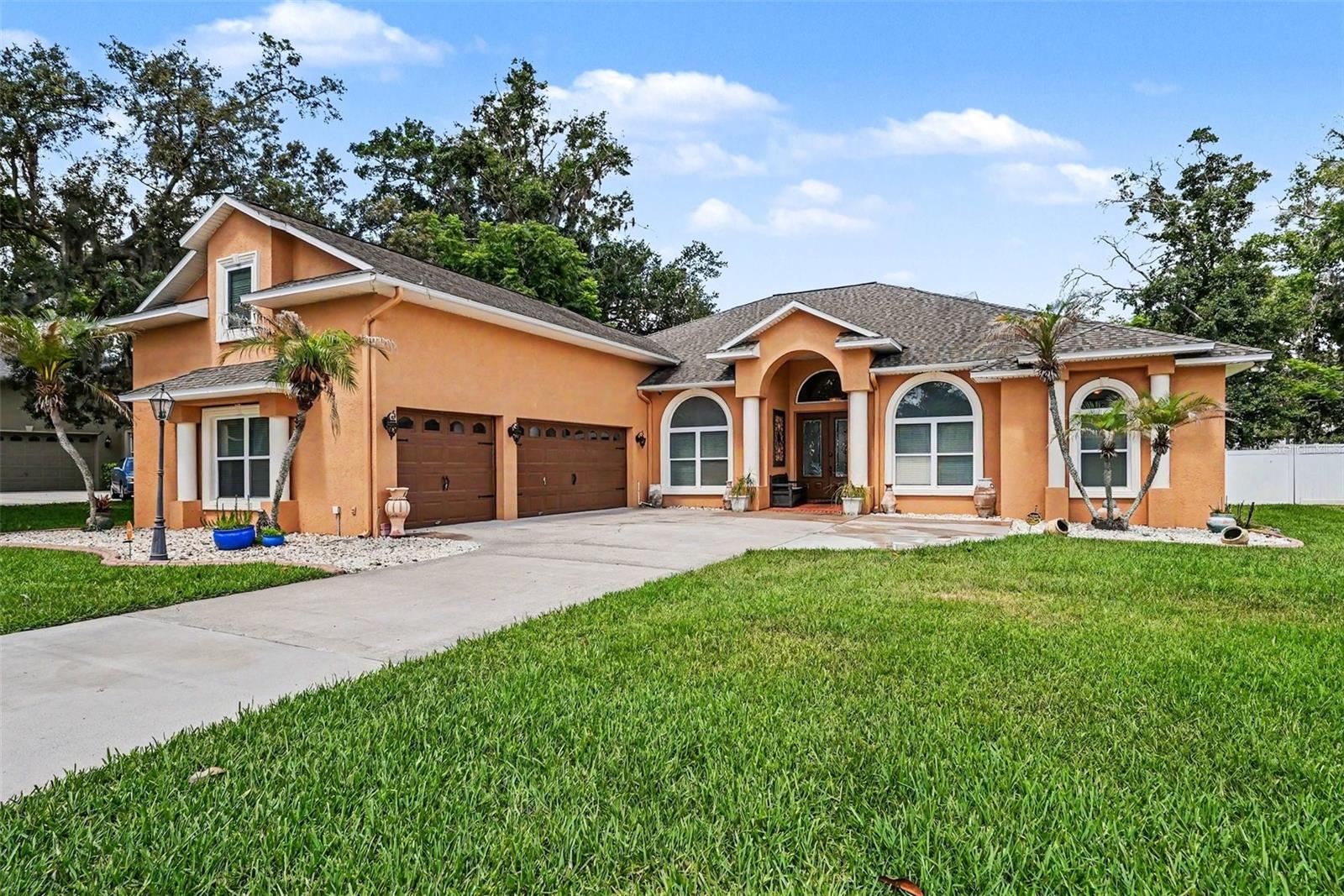 2305 VALRICO FOREST DR, VALRICO, FL, 33594