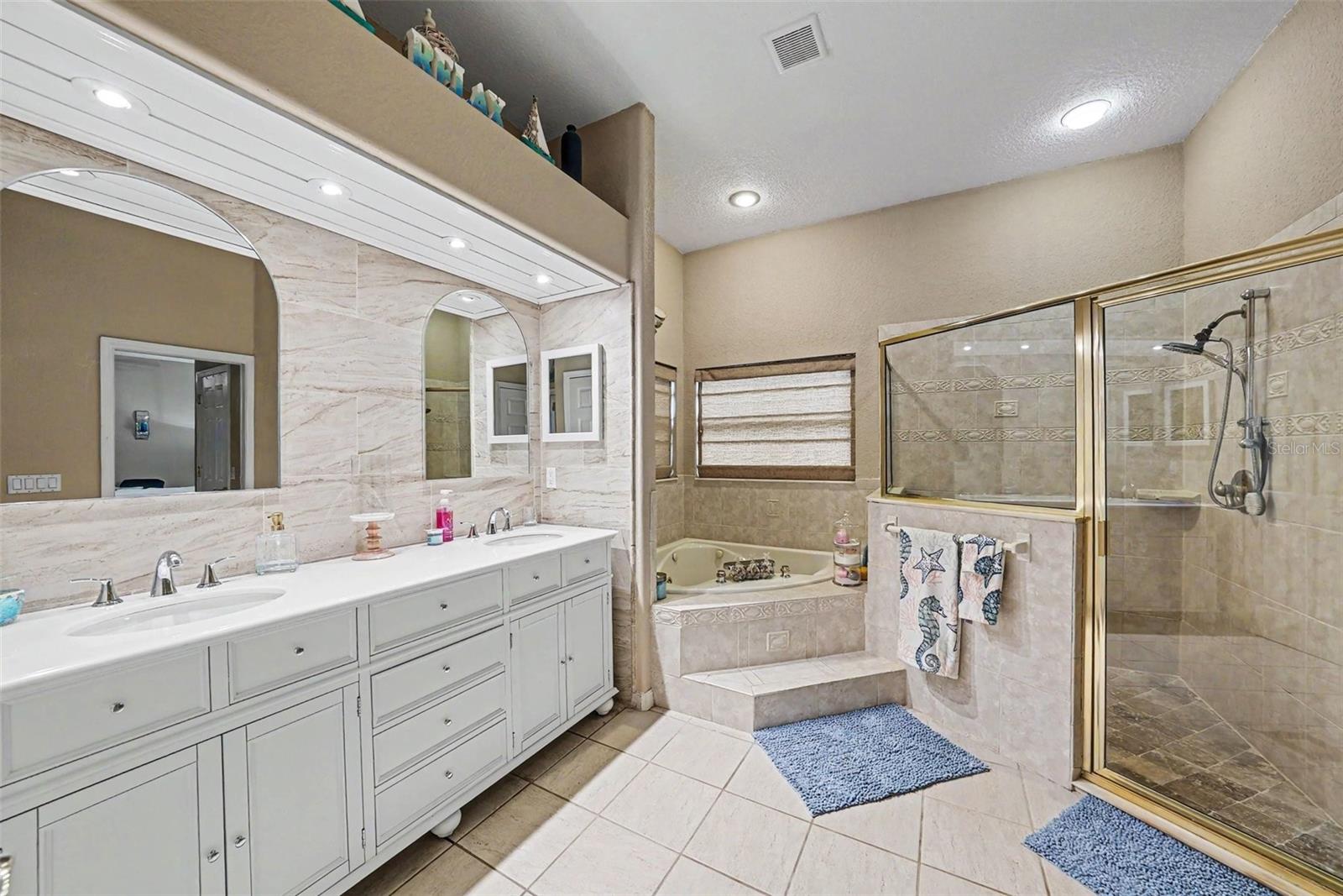 2305 VALRICO FOREST DR, VALRICO, FL, 33594