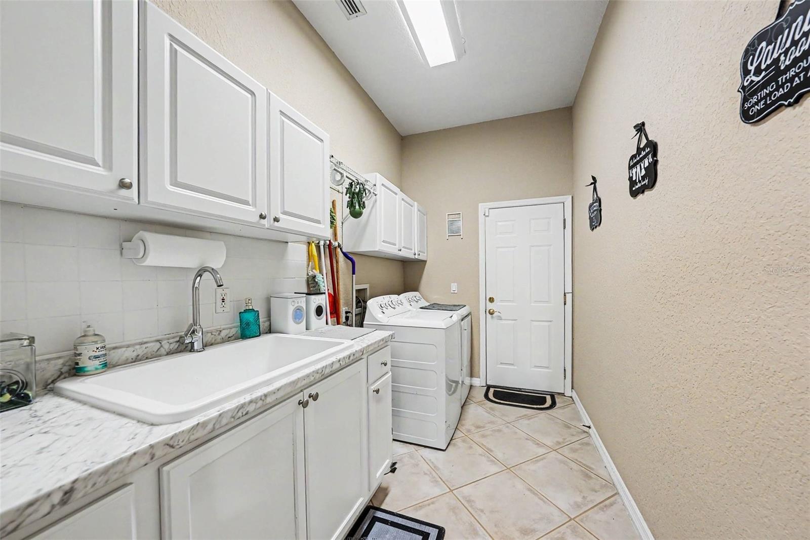 2305 VALRICO FOREST DR, VALRICO, FL, 33594