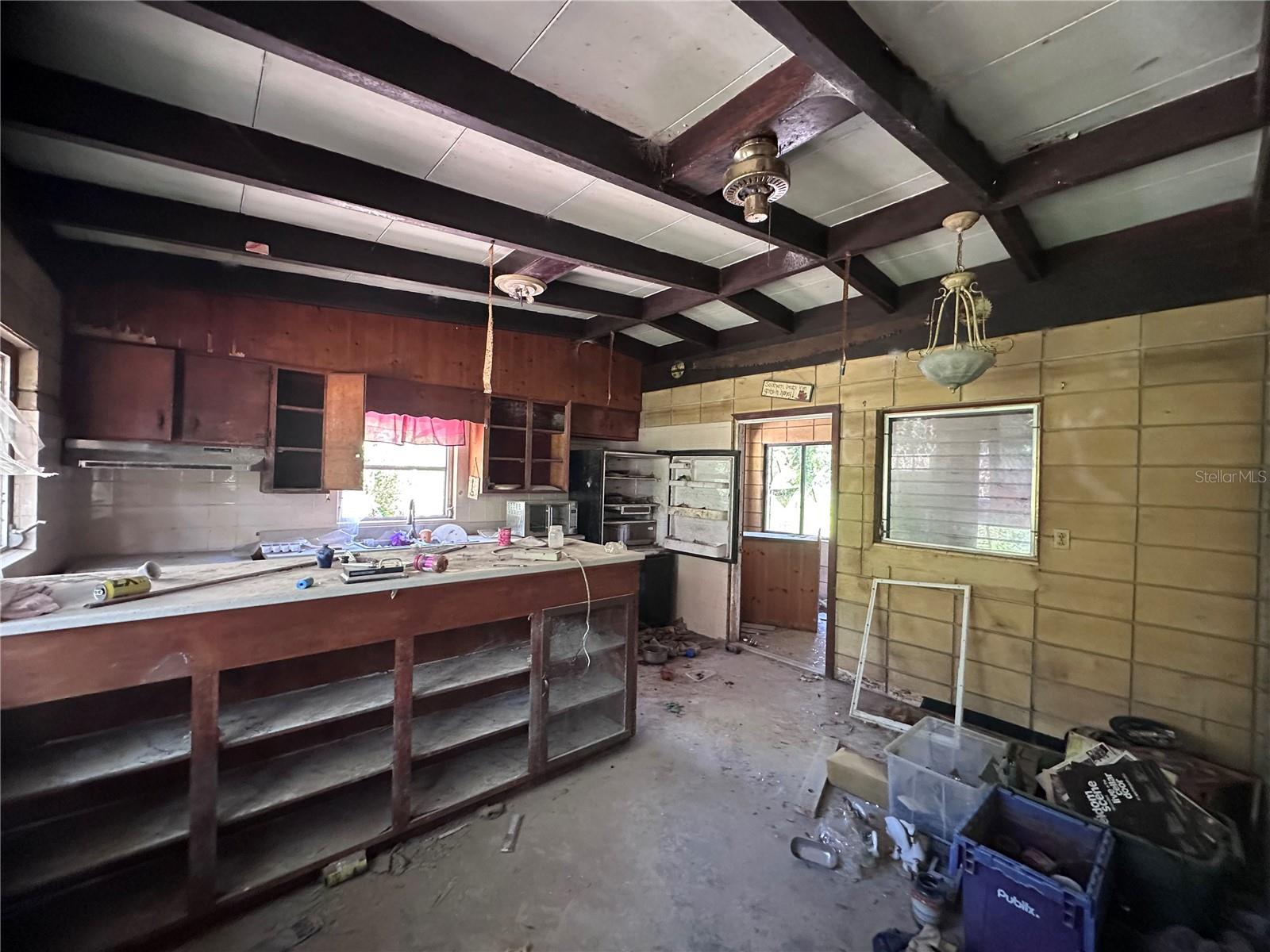 9315 E TREASURE ISLAND AVE, LEESBURG, FL, 34788