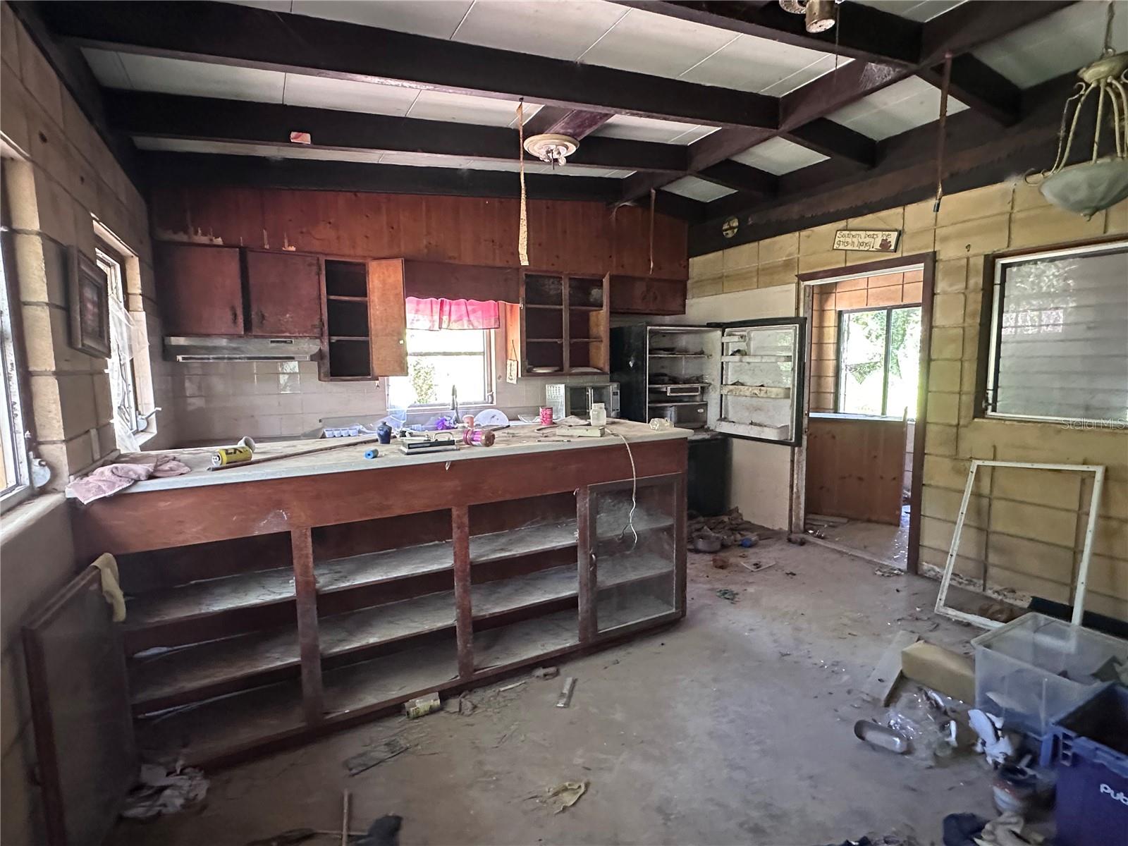 9315 E TREASURE ISLAND AVE, LEESBURG, FL, 34788