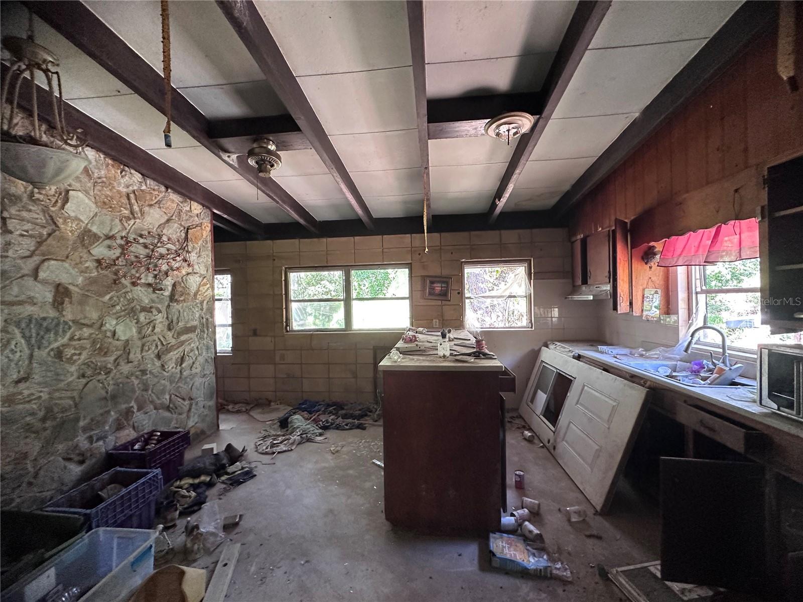 9315 E TREASURE ISLAND AVE, LEESBURG, FL, 34788