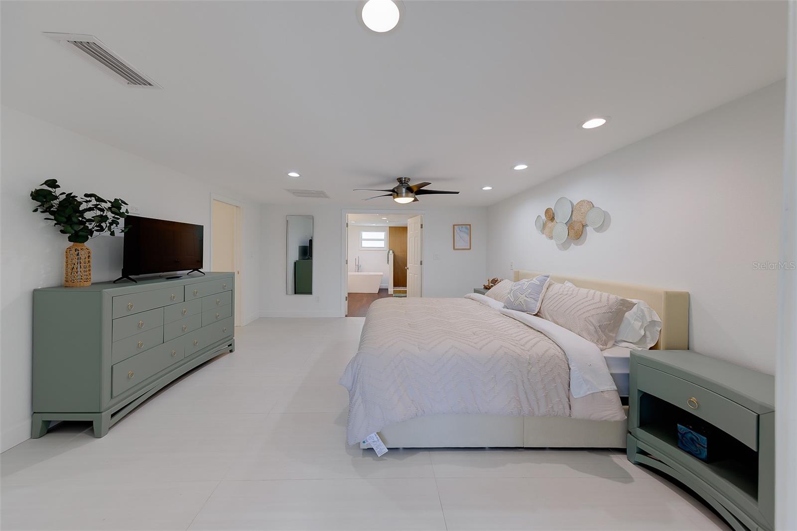 326 176TH AVENUE CIR, REDINGTON SHORES, FL, 33708