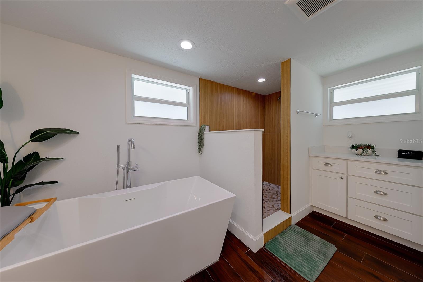 326 176TH AVENUE CIR, REDINGTON SHORES, FL, 33708