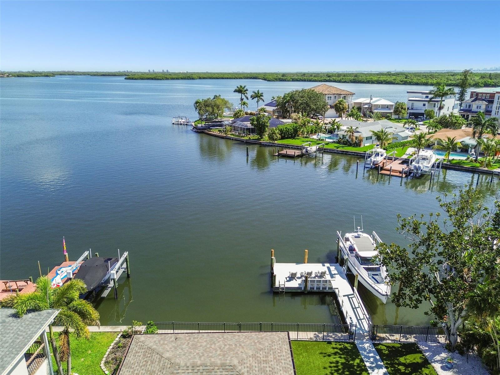 1907 ARROWHEAD DR NE, ST PETERSBURG, FL, 33703