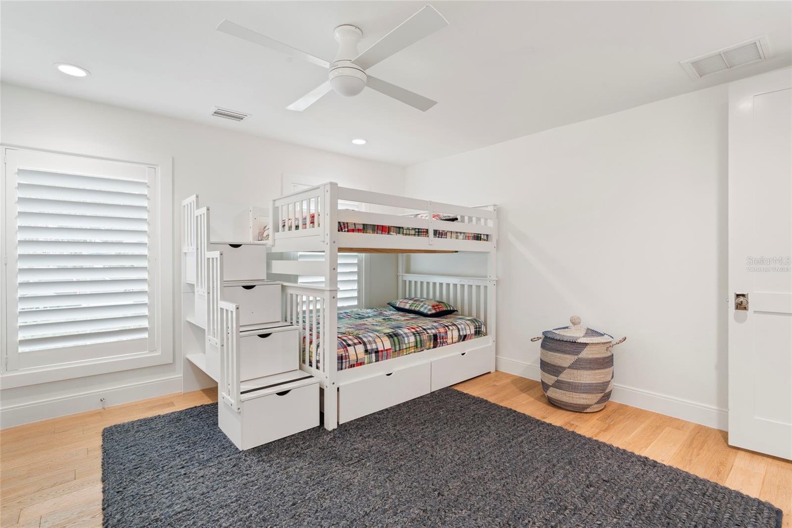 1907 ARROWHEAD DR NE, ST PETERSBURG, FL, 33703