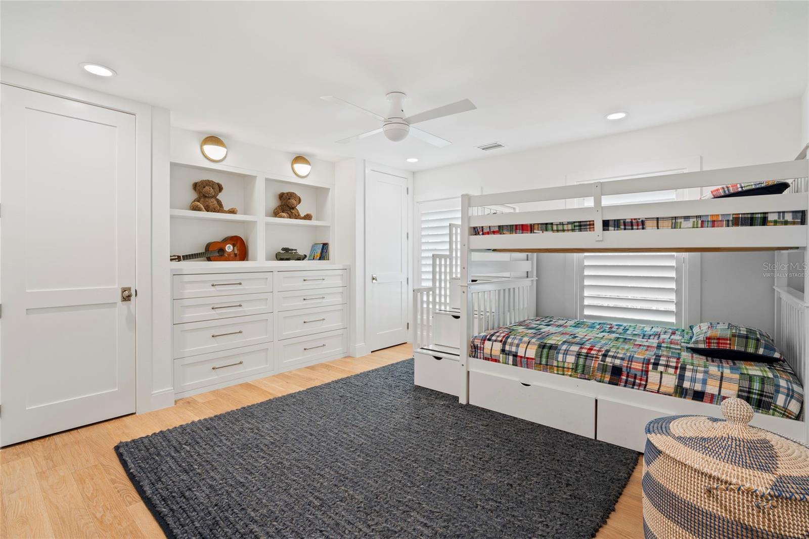 1907 ARROWHEAD DR NE, ST PETERSBURG, FL, 33703