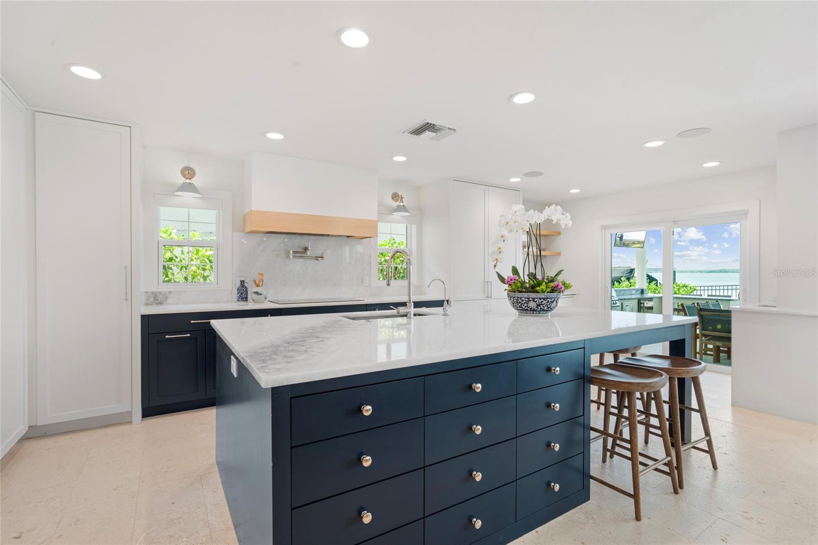1907 ARROWHEAD DR NE, ST PETERSBURG, FL, 33703