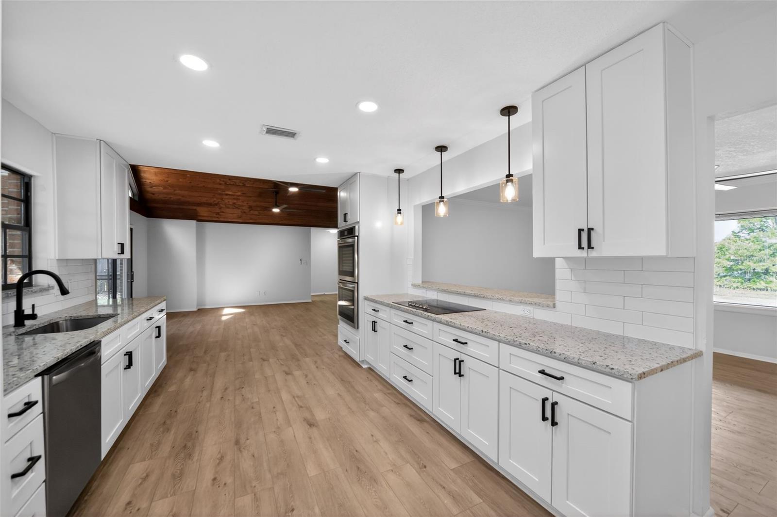 637 W LAKESHORE DR, CLERMONT, FL, 34711