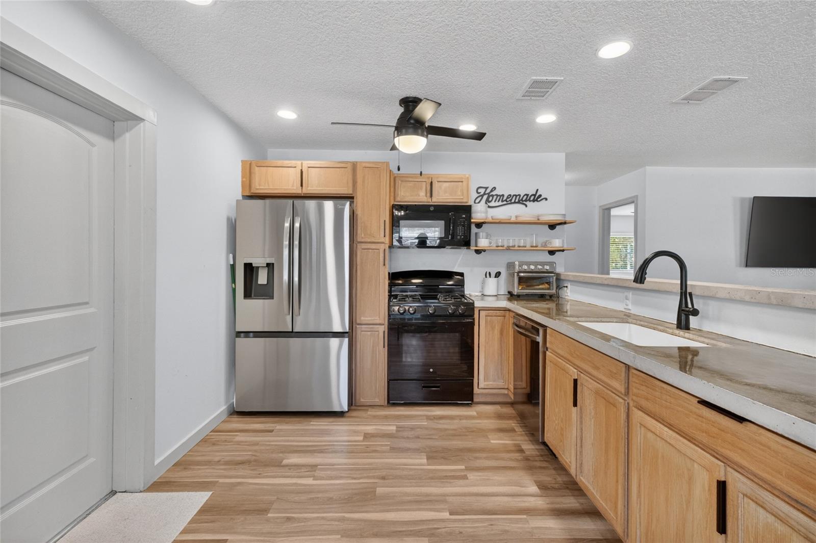 529 E GOTTSCHE AVE, EUSTIS, FL, 32726