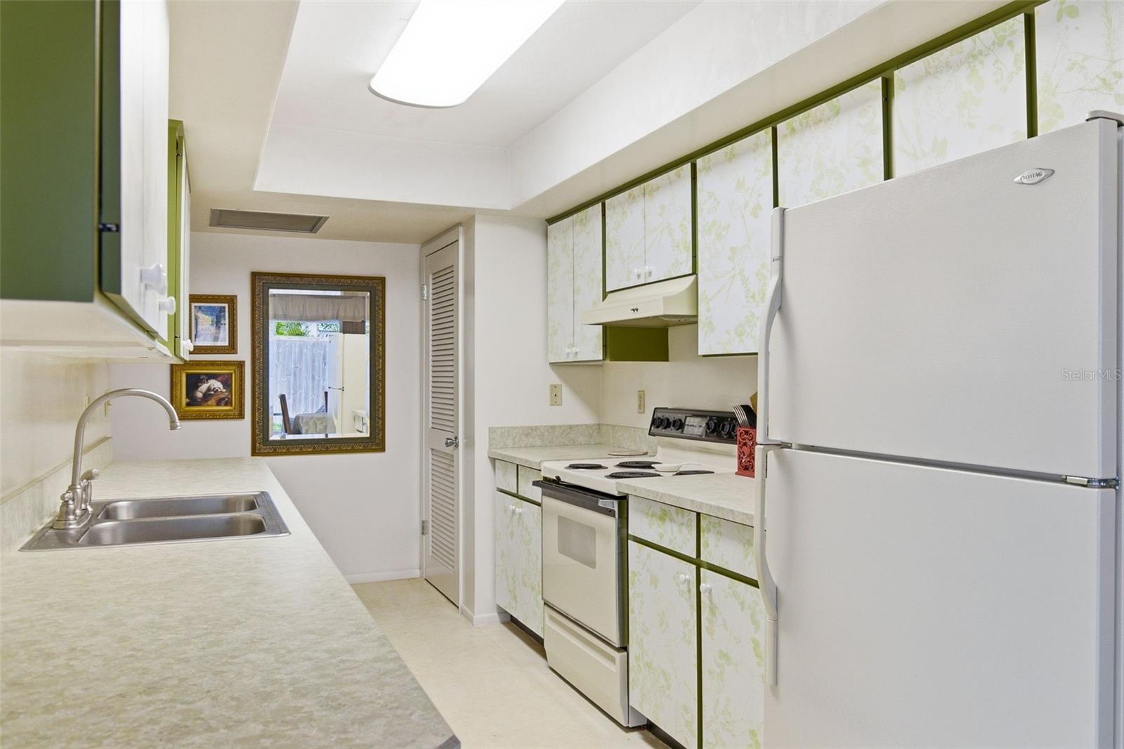 8824 PHYLISS AVE, SARASOTA, FL, 34231