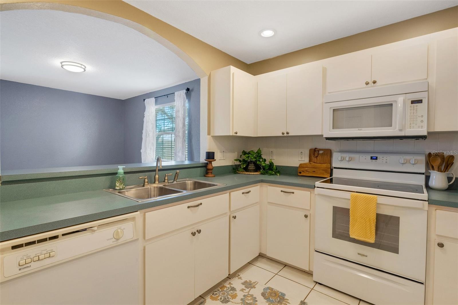 8198 EAGLES PARK DR, ST PETERSBURG, FL, 33709