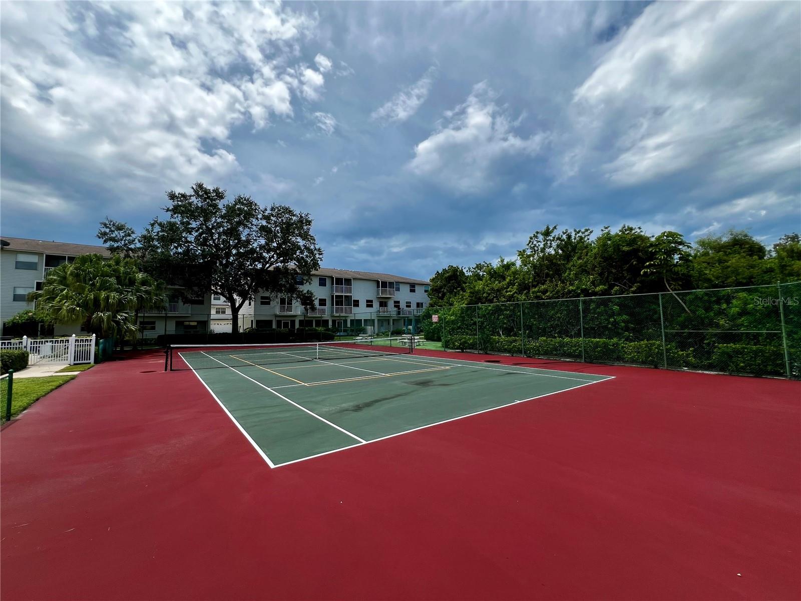 8198 EAGLES PARK DR, ST PETERSBURG, FL, 33709