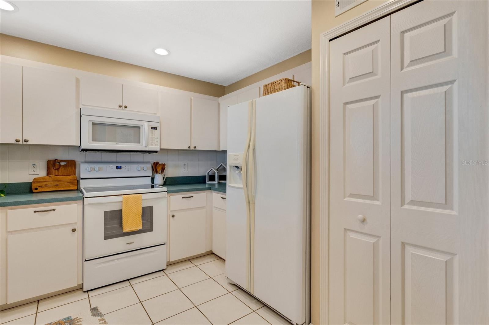 8198 EAGLES PARK DR, ST PETERSBURG, FL, 33709